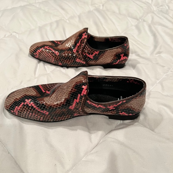 Stunning Aquatalia Snake Embossed Slip Ons - Picture 4 of 9